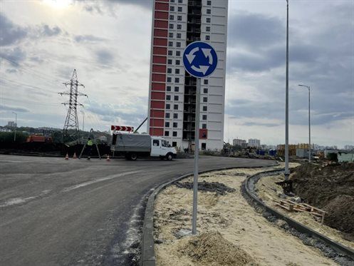 На новой кольцевой развязке на улице Аблукова установили дорожные знаки