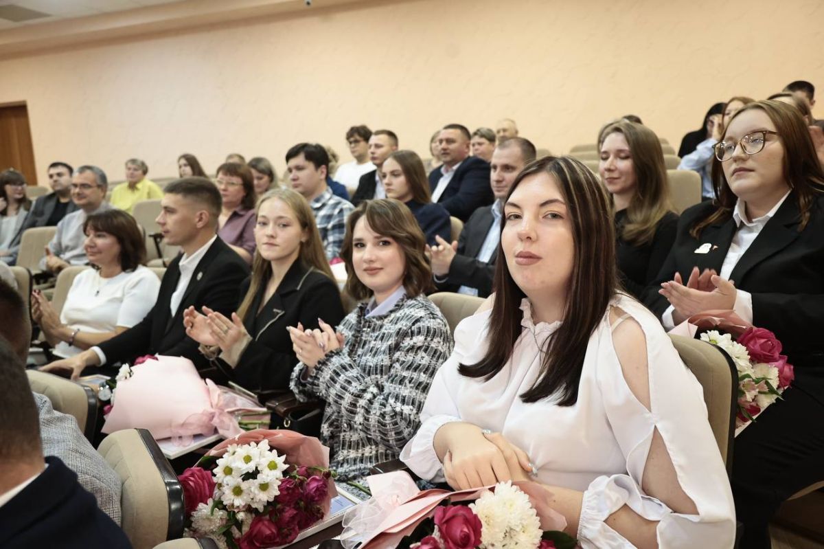 Алексей Русских: Ежегодно поощряем молодых жителей нашего региона, которые вносят вклад в развитие родной Ульяновской области Алексей Русских: Ежегодно поощряем молодых жителей нашего региона, которые вносят вклад в развитие родной Ульяновской области