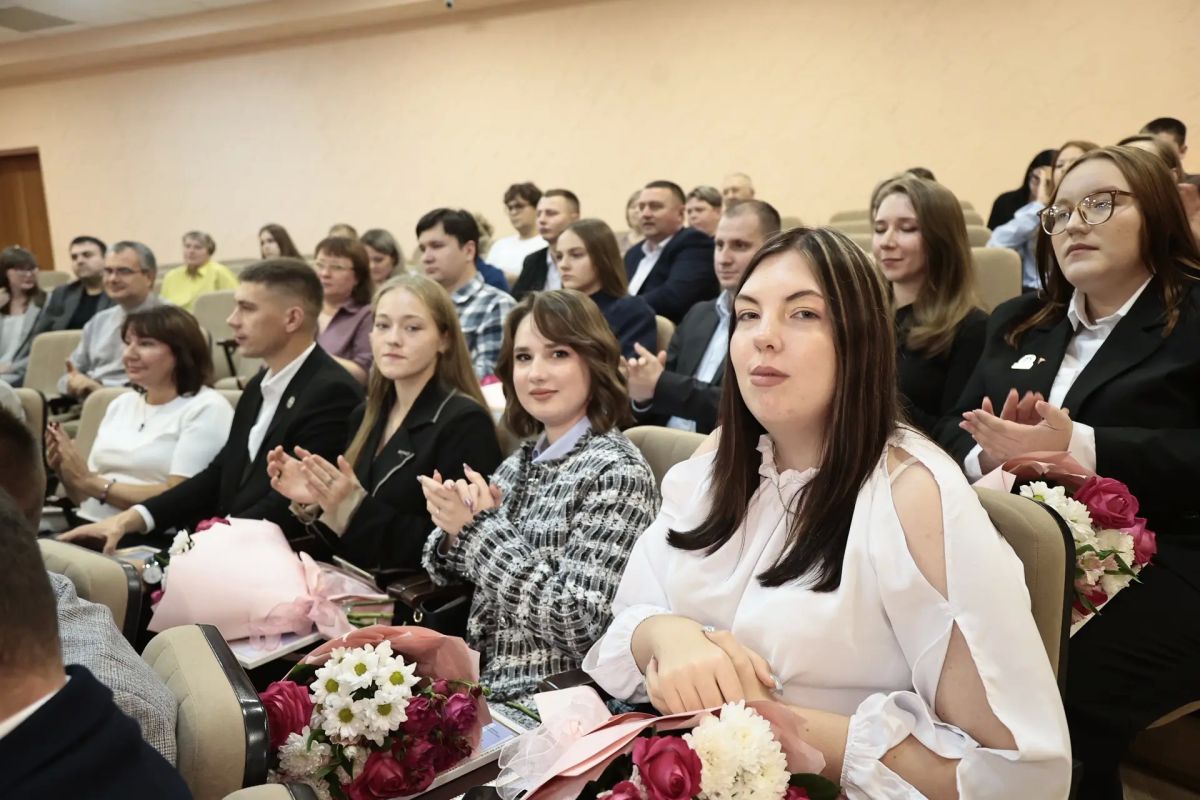 Алексей Русских: Ежегодно поощряем молодых жителей нашего региона, которые вносят вклад в развитие родной Ульяновской области Алексей Русских: Ежегодно поощряем молодых жителей нашего региона, которые вносят вклад в развитие родной Ульяновской области