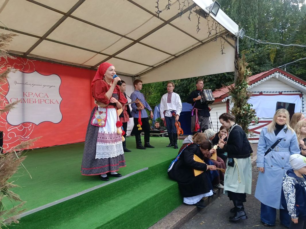 В Троицком переулке зажигательные частушки от ансамбля "Жихарка" В Троицком переулке зажигательные частушки от ансамбля "Жихарка"