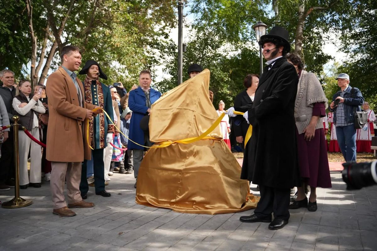 Еще немного кадров с открытия художественно- скульптурной композиции «Пушкин в Симбирске, 1833 год» Еще немного кадров с открытия художественно- скульптурной композиции «Пушкин в Симбирске, 1833 год»