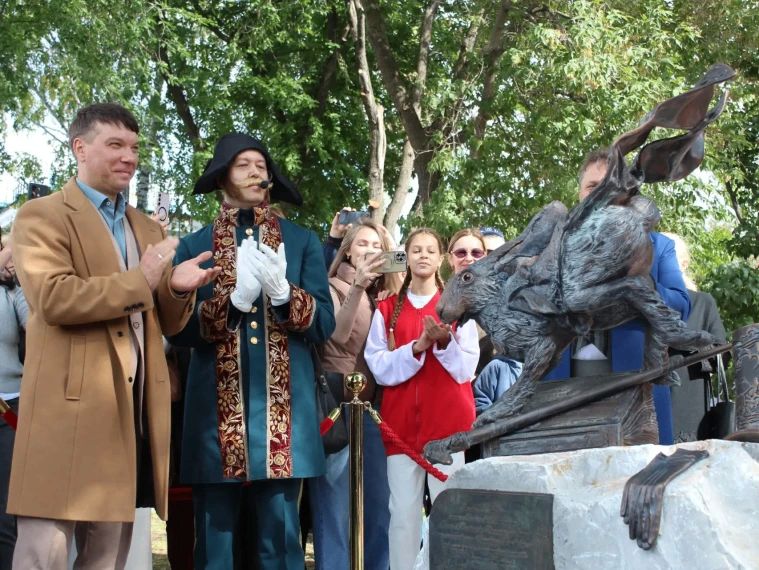 В День города возле Дома Языковых торжественно открыли художественно-скульптурную композицию в честь пребывания А.С. Пушкина в Симбирске В День города возле Дома Языковых торжественно открыли художественно-скульптурную композицию в честь пребывания А.С. Пушкина в Симбирске
