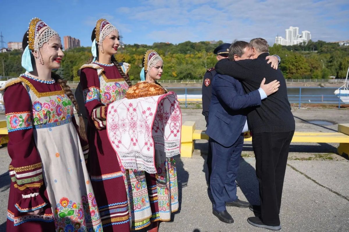 Академический ансамбль песни и пляски войск национальной гвардии прибыл в Ульяновск на теплоходе Академический ансамбль песни и пляски войск национальной гвардии прибыл в Ульяновск на теплоходе