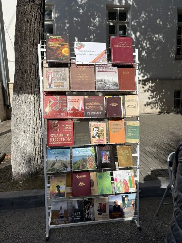В переулке Карамзина (у Дворца книги) тихий литературный уголок В переулке Карамзина (у Дворца книги) тихий литературный уголок
