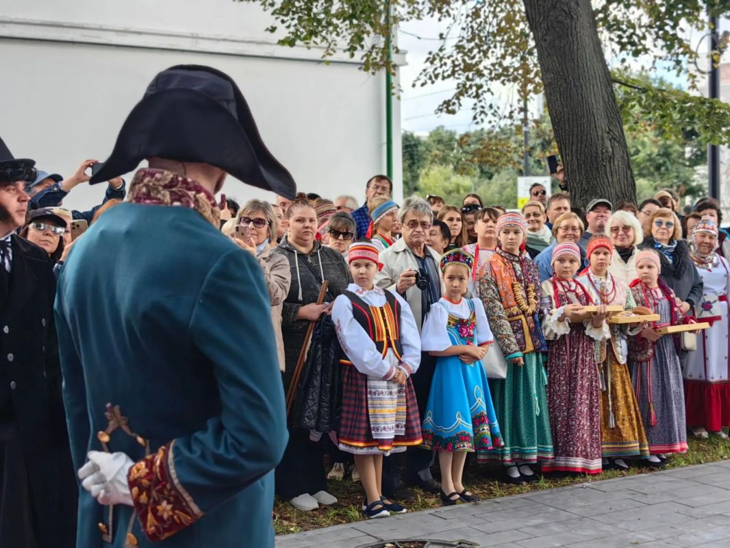 В День города Ульяновска, который носит престижный статус литературного города ЮНЕСКО, в сквере Языковых состоялось открытие художественно-скульптурной композиции «Пушкин в Симбирске, 1833 г.» В День города Ульяновска, который носит престижный статус литературного города ЮНЕСКО, в сквере Языковых состоялось открытие художественно-скульптурной композиции «Пушкин в Симбирске, 1833 г.»