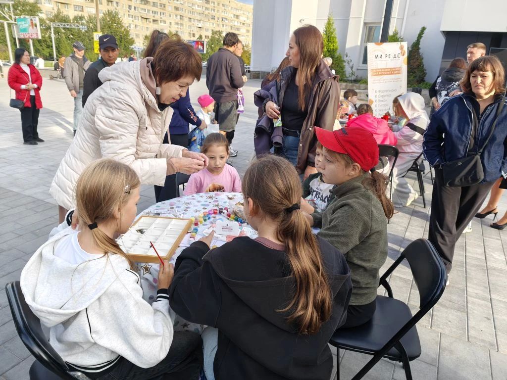Ульяновск в ритме 00-х!. Сегодня площадь у ДК «Руслан» стала одной большой праздничной площадкой — здесь прошло одно из самых массовых мероприятий в честь дня рождения нашего любимого города! Гостей ждала настоящая машина... Ульяновск в ритме 00-х!. Сегодня площадь у ДК «Руслан» стала одной большой праздничной площадкой — здесь прошло одно из самых массовых мероприятий в честь дня рождения нашего любимого города! Гостей ждала настоящая машина...
