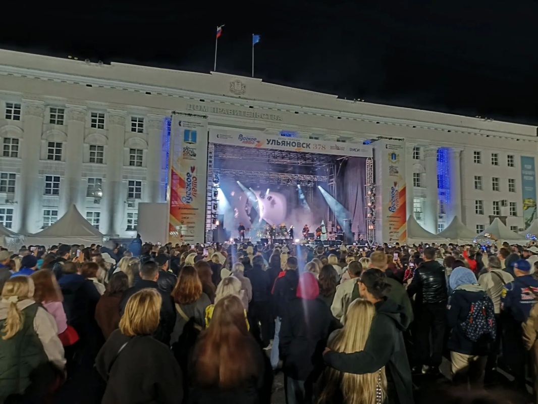 "Дом хрустальный" звучит на площади Соборной в честь дня города "Дом хрустальный" звучит на площади Соборной в честь дня города