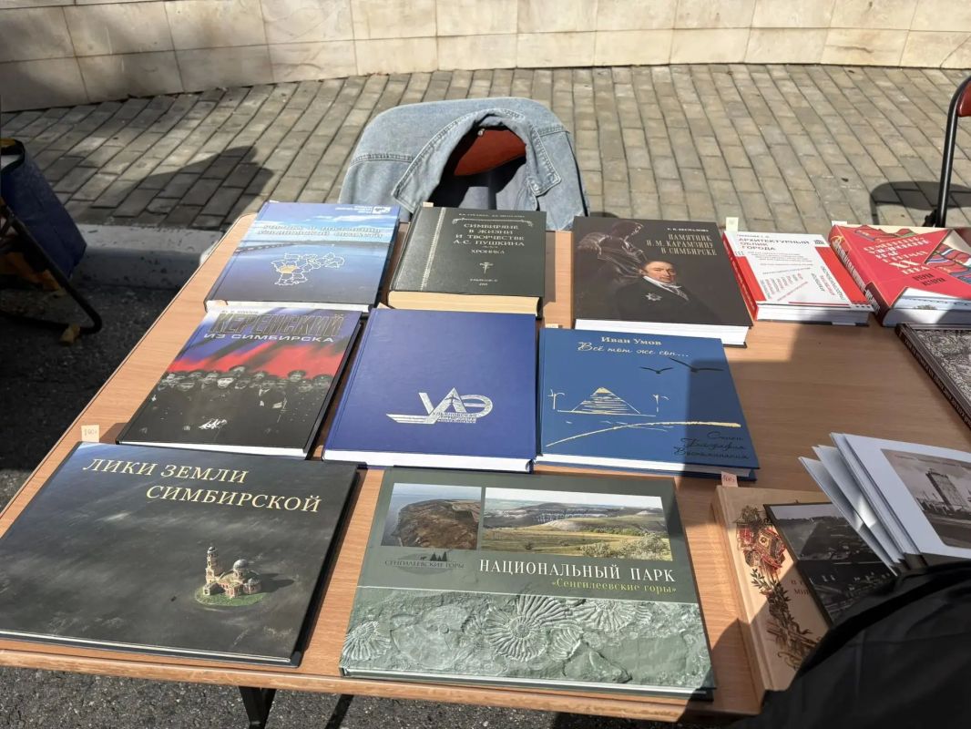 В переулке Карамзина (у Дворца книги) тихий литературный уголок В переулке Карамзина (у Дворца книги) тихий литературный уголок