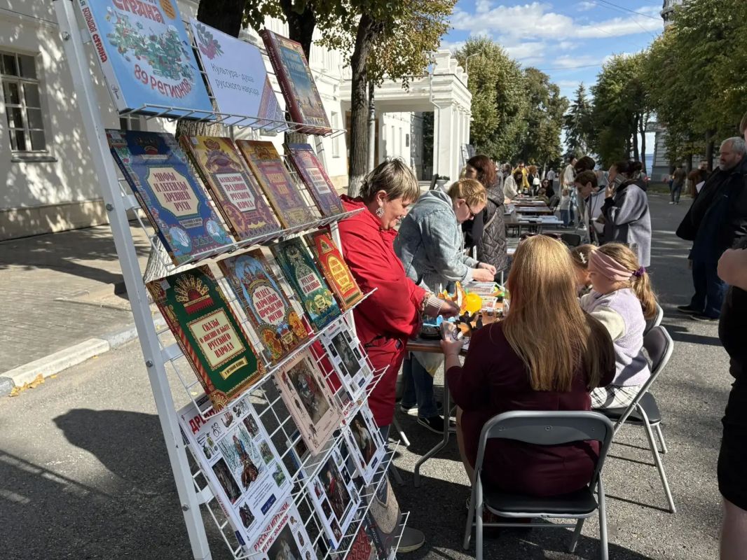 В переулке Карамзина (у Дворца книги) тихий литературный уголок В переулке Карамзина (у Дворца книги) тихий литературный уголок