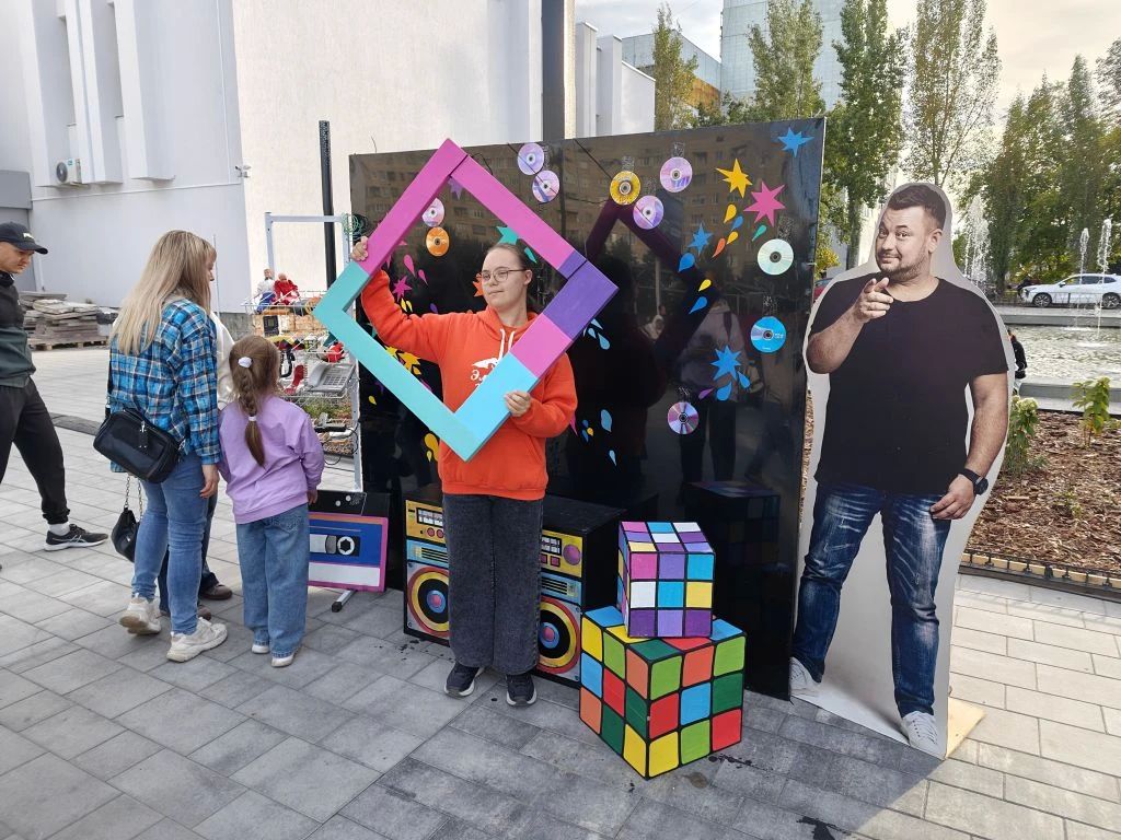Ульяновск в ритме 00-х!. Сегодня площадь у ДК «Руслан» стала одной большой праздничной площадкой — здесь прошло одно из самых массовых мероприятий в честь дня рождения нашего любимого города! Гостей ждала настоящая машина... Ульяновск в ритме 00-х!. Сегодня площадь у ДК «Руслан» стала одной большой праздничной площадкой — здесь прошло одно из самых массовых мероприятий в честь дня рождения нашего любимого города! Гостей ждала настоящая машина...