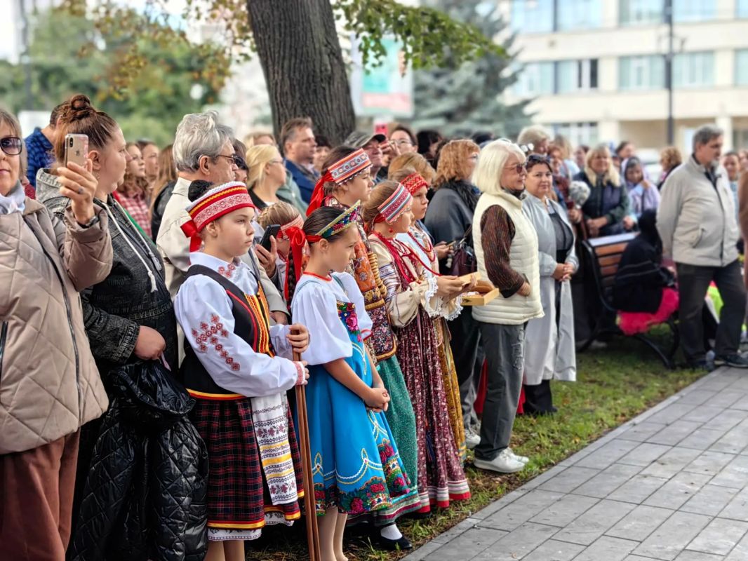В День города Ульяновска, который носит престижный статус литературного города ЮНЕСКО, в сквере Языковых состоялось открытие художественно-скульптурной композиции «Пушкин в Симбирске, 1833 г.» В День города Ульяновска, который носит престижный статус литературного города ЮНЕСКО, в сквере Языковых состоялось открытие художественно-скульптурной композиции «Пушкин в Симбирске, 1833 г.»