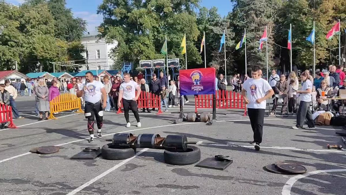 До 17:00 на Соборной площади проходит программа богатырского движения «Сильнейшая нация мира»