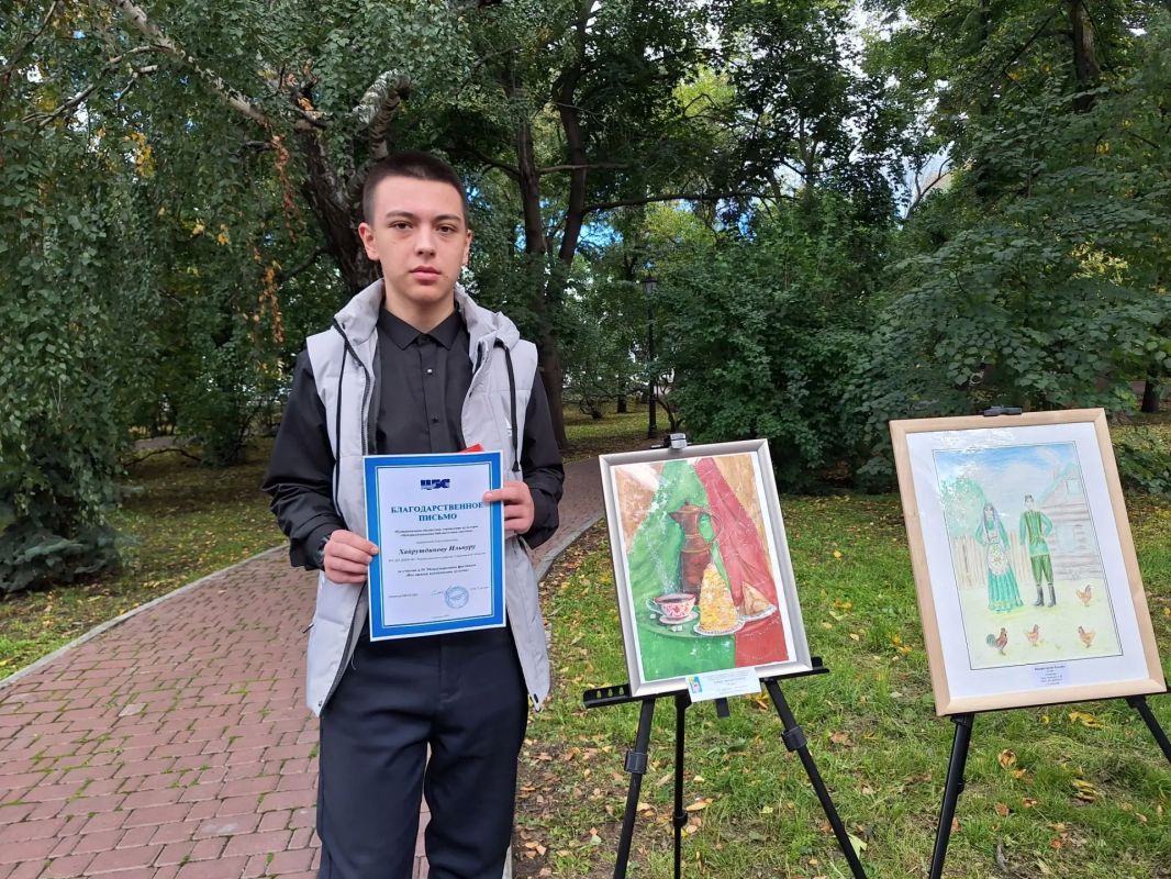 Также сегодня в сквере им. Н.М. Карамзина прошла выставка международного плэнера «Все краски вдохновения детства», где каждому участнику вручили благодарственные письма Также сегодня в сквере им. Н.М. Карамзина прошла выставка международного плэнера «Все краски вдохновения детства», где каждому участнику вручили благодарственные письма