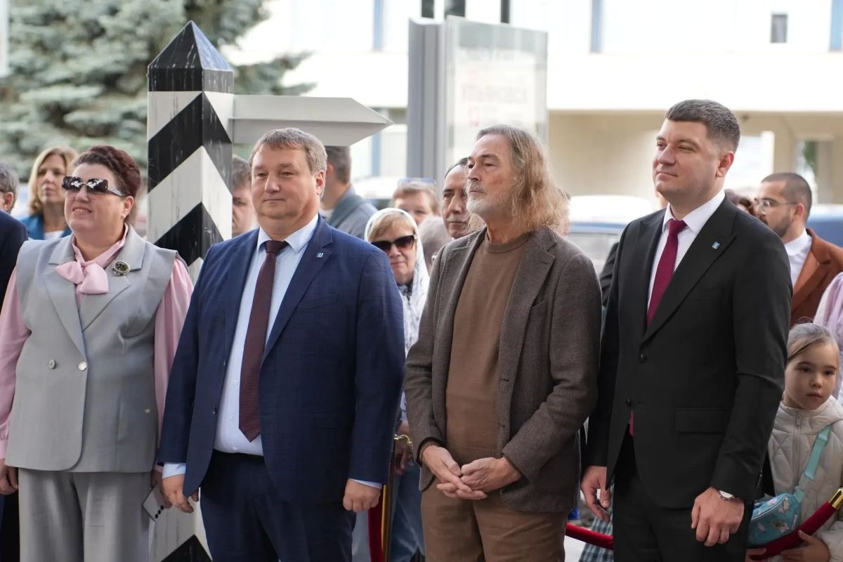 Еще немного кадров с открытия художественно- скульптурной композиции «Пушкин в Симбирске, 1833 год» Еще немного кадров с открытия художественно- скульптурной композиции «Пушкин в Симбирске, 1833 год»