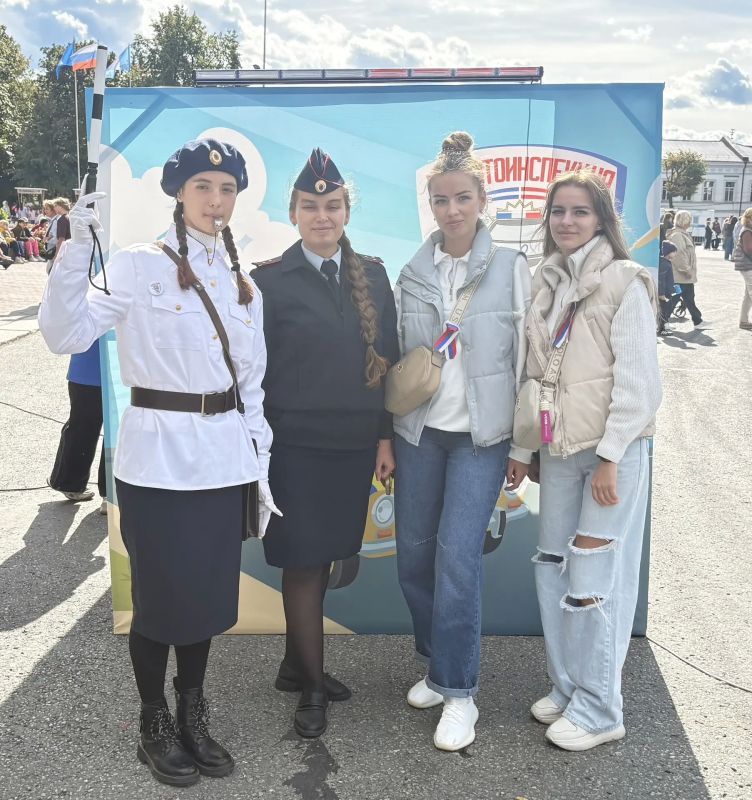 Вместе с городом. Сотрудники Госавтоинспекции приняли участие в праздничных мероприятиях приуроченных к 378-летию г. Ульяновска Вместе с городом. Сотрудники Госавтоинспекции приняли участие в праздничных мероприятиях приуроченных к 378-летию г. Ульяновска