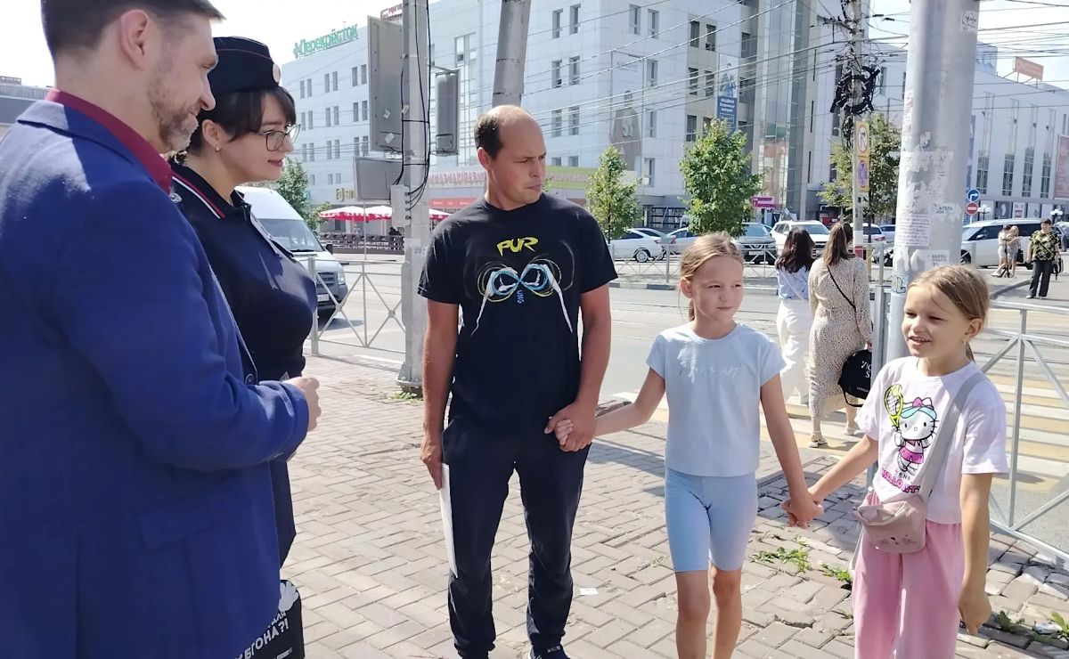 Автоинспекторы призвали юных пешеходов соблюдать ПДД Автоинспекторы призвали юных пешеходов соблюдать ПДД