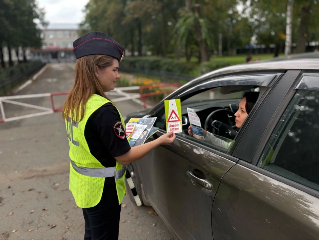 Автоинспекторы призвали юных пешеходов соблюдать ПДД Автоинспекторы призвали юных пешеходов соблюдать ПДД