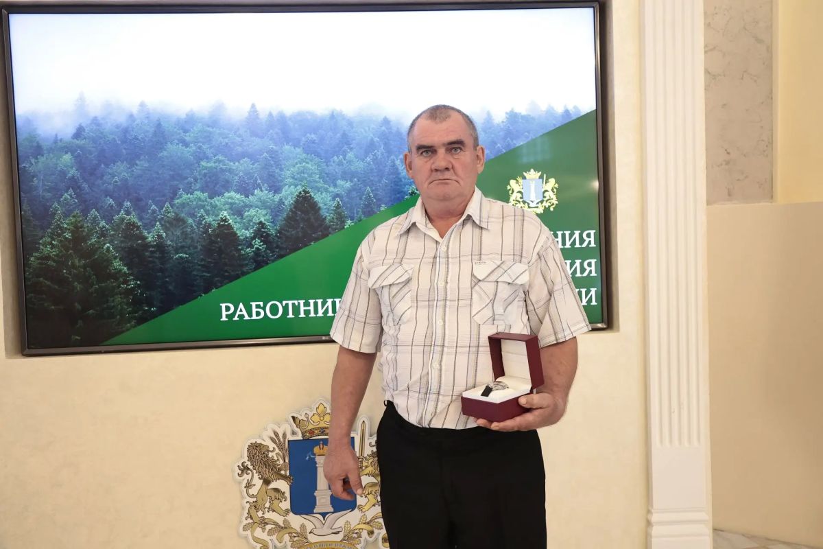 В преддверии Дня работника леса Губернатор Алексей Русских наградил выдающихся представителей отрасли В преддверии Дня работника леса Губернатор Алексей Русских наградил выдающихся представителей отрасли