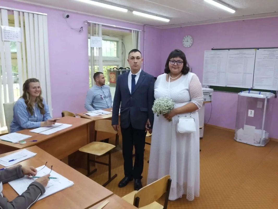 Любовь к выборам. Верности и верного выбора пожелали на избирательном участке молодоженам, пришедшим проголосовать в день своей свадьбы Выбор спутника жизни они уже осуществили, сегодня - ещё один важный выбор