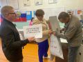 После закрытия избирательных участков члены комиссий переместили бюллетени из ящиков для голосования в сейф-пакеты