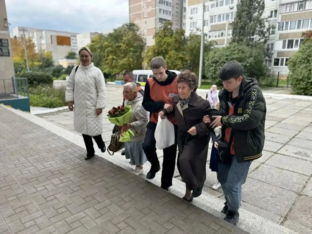 100-летний ветеран Лидия Александровна Демина приняла участие в голосовании 100-летний ветеран Лидия Александровна Демина приняла участие в голосовании