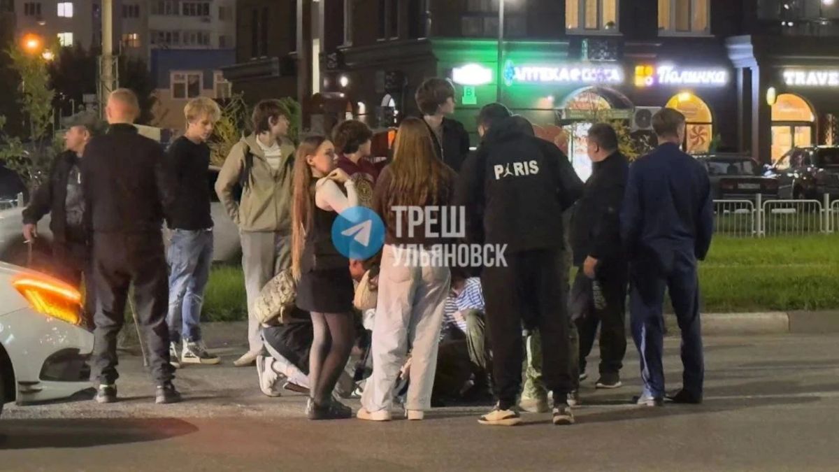 «Лада-Гранта» наехала на пешеходов на проспекте Ливанова