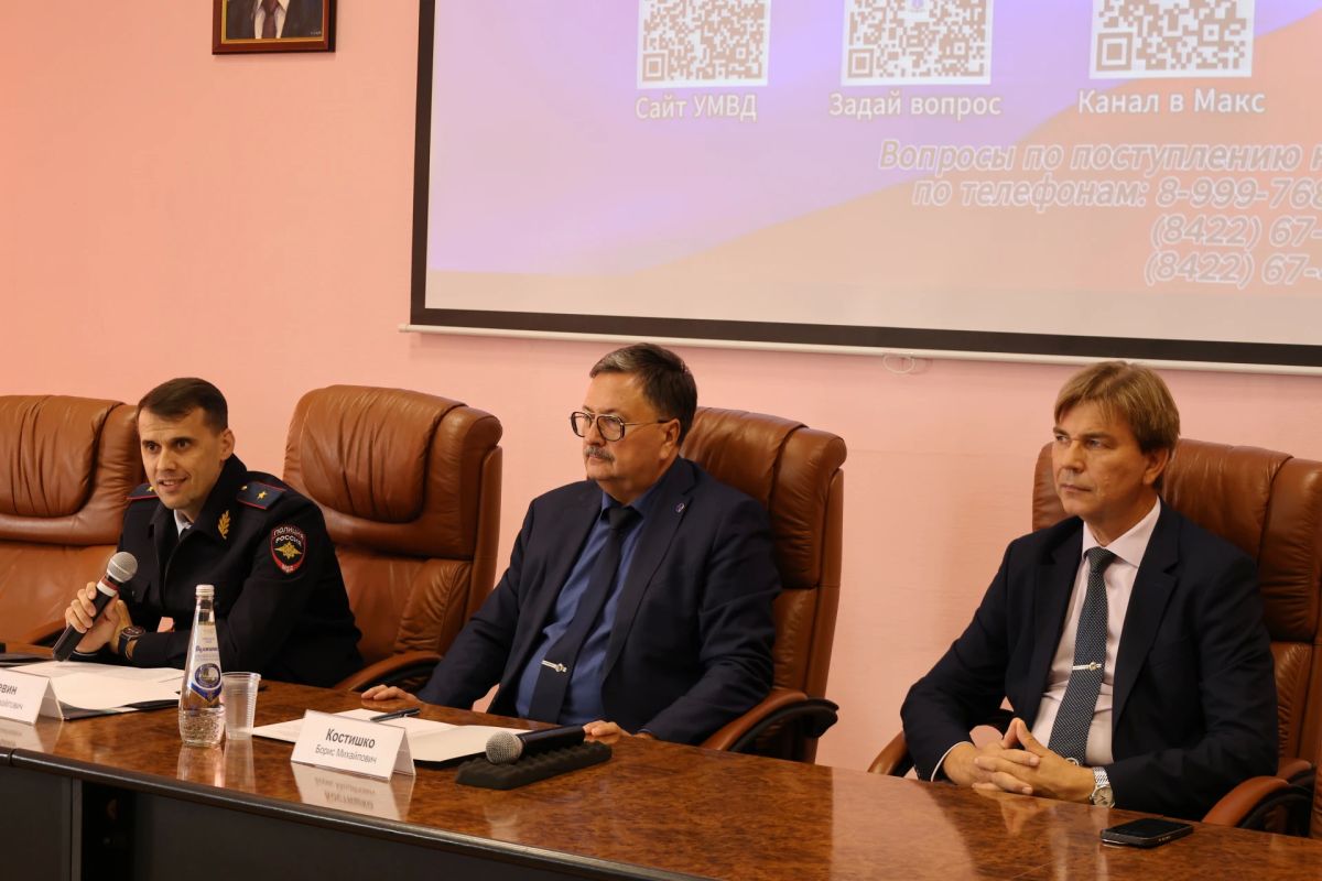 В стенах Ульяновского государственного университета состоялась встреча начальника УМВД России по Ульяновской области генерал-майора полиции Марка Михайловича Левина со студентами и преподавательским составом вуза В стенах Ульяновского государственного университета состоялась встреча начальника УМВД России по Ульяновской области генерал-майора полиции Марка Михайловича Левина со студентами и преподавательским составом вуза