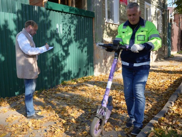 С улиц Ульяновска начали убирать самокаты, размещённые на с нарушениями С улиц Ульяновска начали убирать самокаты, размещённые на с нарушениями