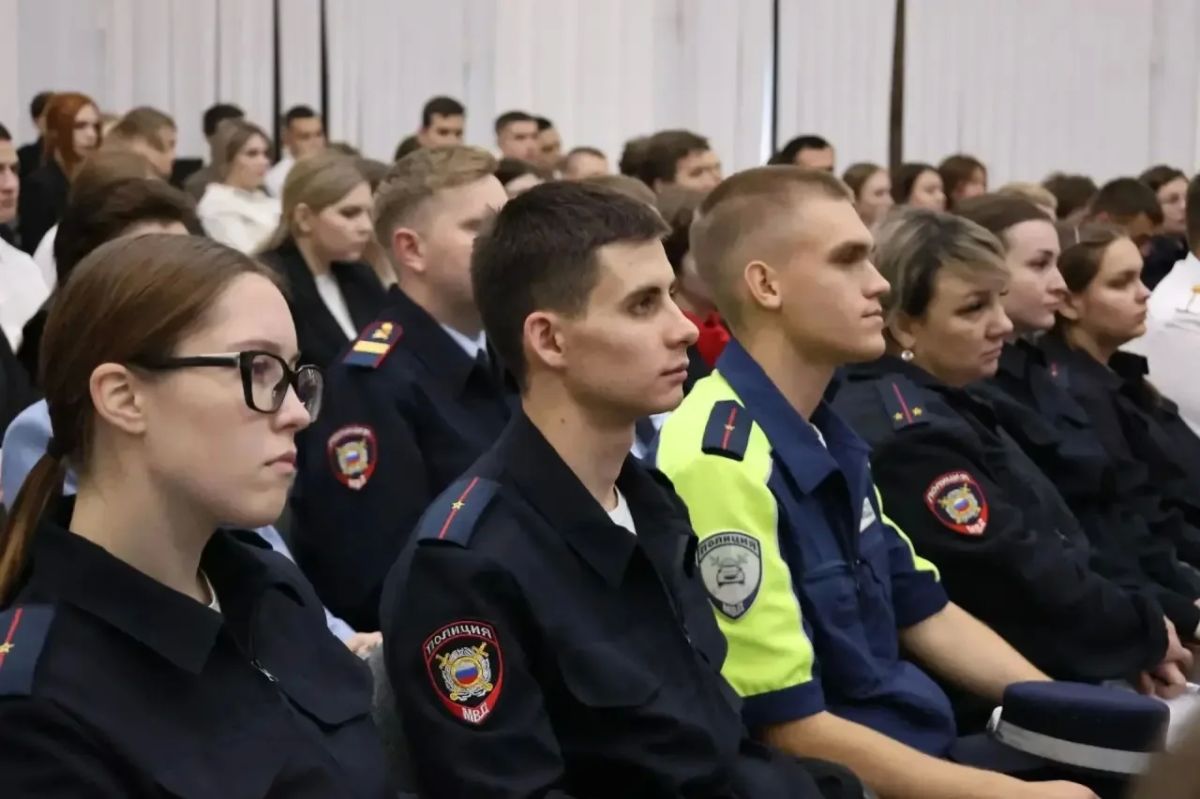 В УМВД России по Ульяновской области состоялась встреча начальника Управления с молодыми сотрудниками органов внутренних дел В УМВД России по Ульяновской области состоялась встреча начальника Управления с молодыми сотрудниками органов внутренних дел