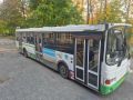 К пункту временного размещения в здании бывшей 29-й школы прибыли автобусы, которые довезут ульяновцев, чьё жильё пострадало в результате атаки БПЛА, в гостиницу «Волга»