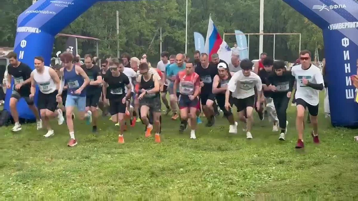 Николай Валерьевич также лично вышел на старт и преодолел 2000 метров в компании спортсменов и любителей бега