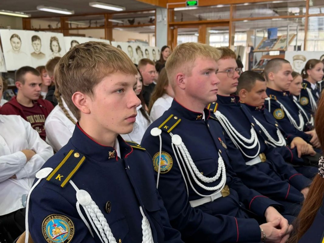 В Ульяновской областной библиотеке для детей и юношества имени С.Т. Аксакова открылась персональная выставка художника Михаила Чернова, посвящённая памяти жертв теракта в школе №1 города Беслана В Ульяновской областной библиотеке для детей и юношества имени С.Т. Аксакова открылась персональная выставка художника Михаила Чернова, посвящённая памяти жертв теракта в школе №1 города Беслана
