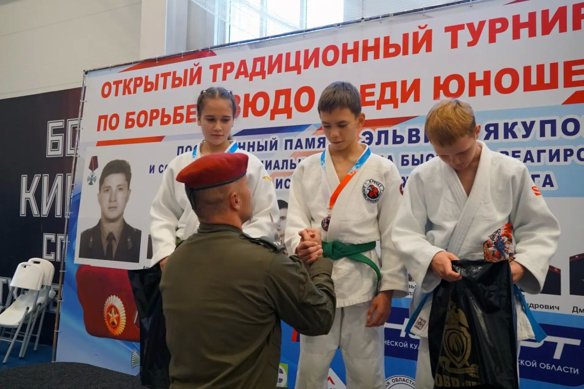 В Ульяновске прошел юбилейный турнир по дзюдо, посвященный памяти сотрудника СОБР старшего лейтенанта милиции Эльвира Якупова и других героев, погибших при исполнении служебного долга В Ульяновске прошел юбилейный турнир по дзюдо, посвященный памяти сотрудника СОБР старшего лейтенанта милиции Эльвира Якупова и других героев, погибших при исполнении служебного долга