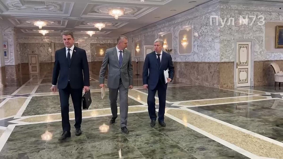 С минуты на минуту во Дворце независимости в Минске начнется встреча Президента Республики Беларусь Александра Лукашенко с Губернатором Ульяновской области Алексеем Русских