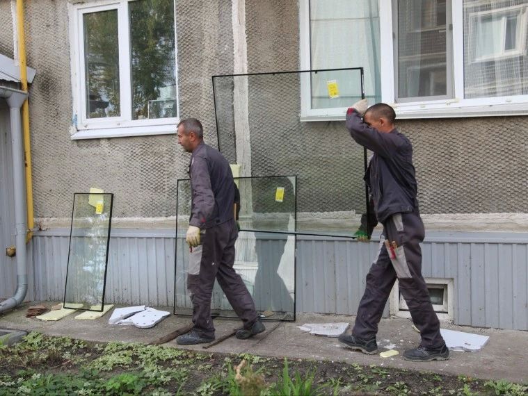 В домах Ульяновска, поврежденных при атаке беспилотников, начали менять окна В домах Ульяновска, поврежденных при атаке беспилотников, начали менять окна