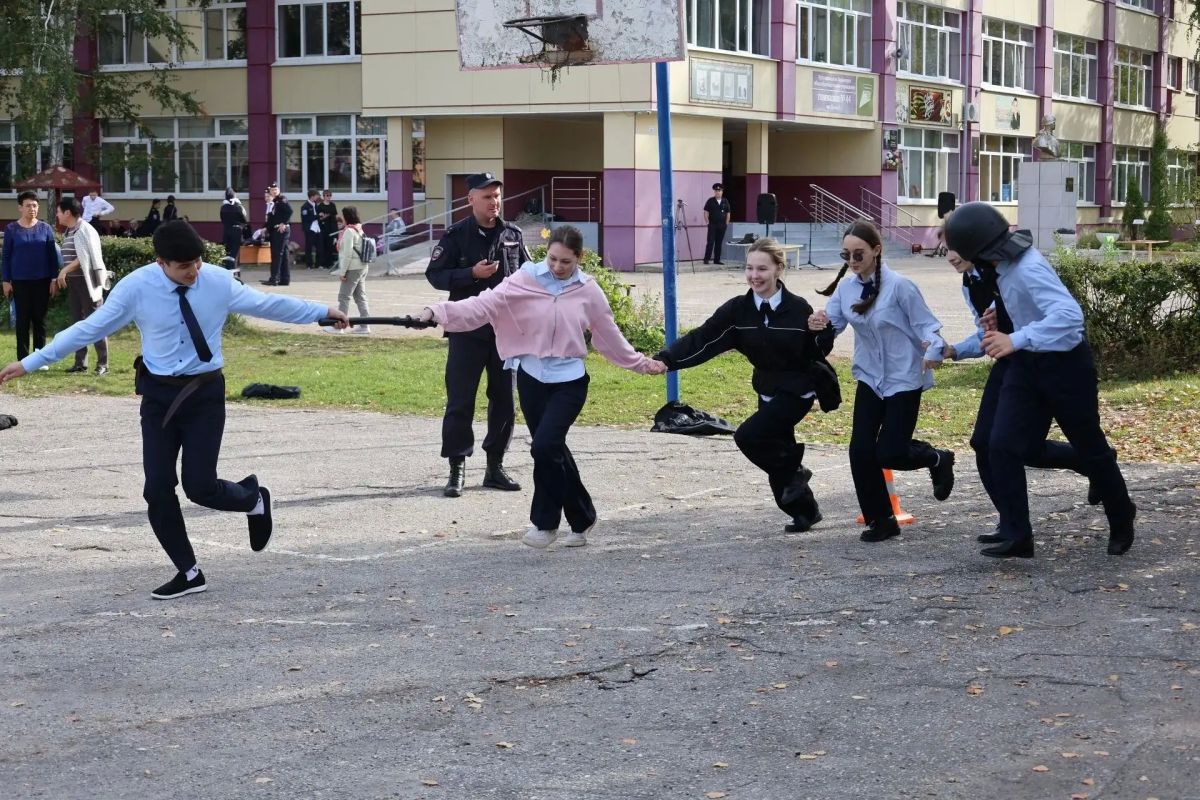 Ульяновские полицейские организовали военно-спортивные игры для школьников Ульяновские полицейские организовали военно-спортивные игры для школьников