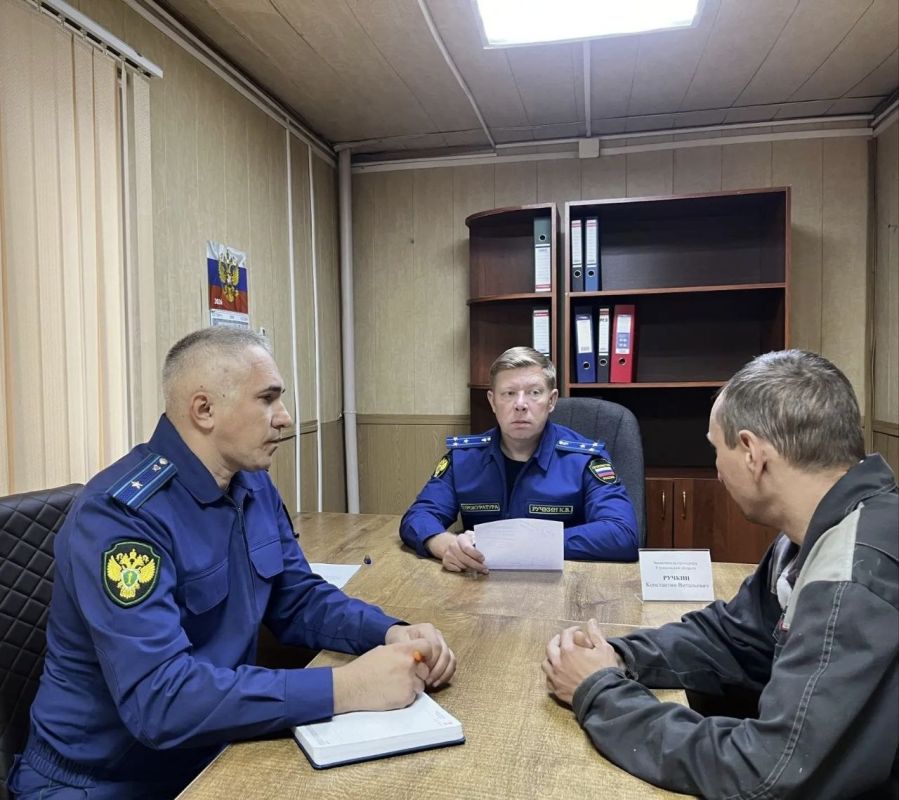 Сегодня, 1 октября 2026 года, заместитель прокурора Ульяновской области Ручкин К.В. провёл выездной личный приём граждан в ООО "Старомайнское"