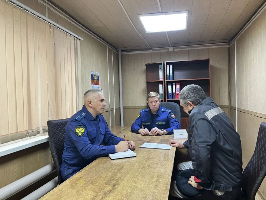 Сегодня, 1 октября 2026 года, заместитель прокурора Ульяновской области Ручкин К.В. провёл выездной личный приём граждан в ООО "Старомайнское" Сегодня, 1 октября 2026 года, заместитель прокурора Ульяновской области Ручкин К.В. провёл выездной личный приём граждан в ООО "Старомайнское"