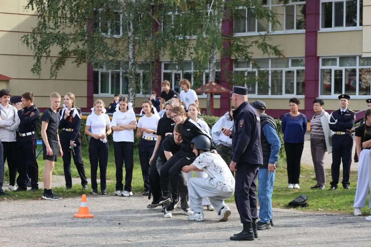 Ульяновские полицейские организовали военно-спортивные игры для школьников Ульяновские полицейские организовали военно-спортивные игры для школьников