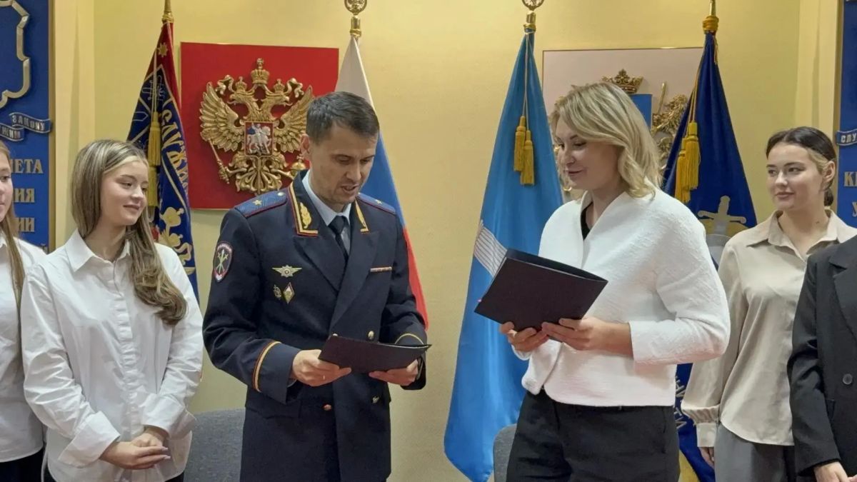В здании областной полиции состоялась встреча начальника регионального УМВД генерал – майора полиции Марка Михайловича Левина с членами Детского общественного совета при Уполномоченном по правам ребенка в Ульяновской области В здании областной полиции состоялась встреча начальника регионального УМВД генерал – майора полиции Марка Михайловича Левина с членами Детского общественного совета при Уполномоченном по правам ребенка в Ульяновской области