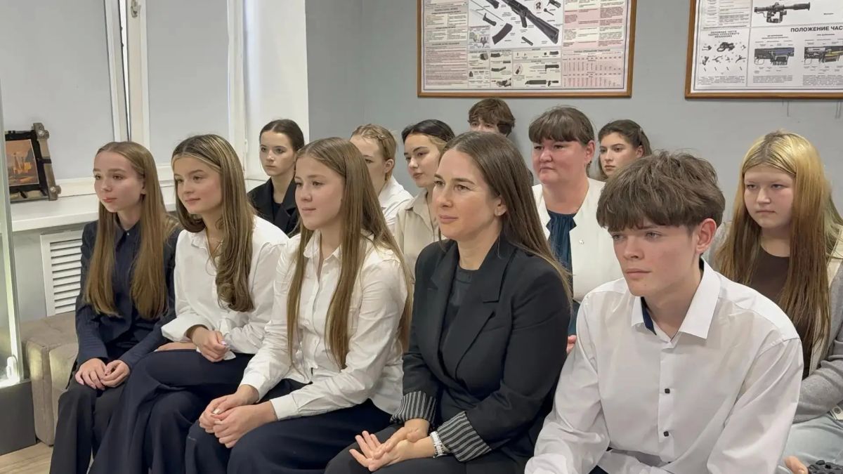 В здании областной полиции состоялась встреча начальника регионального УМВД генерал – майора полиции Марка Михайловича Левина с членами Детского общественного совета при Уполномоченном по правам ребенка в Ульяновской области В здании областной полиции состоялась встреча начальника регионального УМВД генерал – майора полиции Марка Михайловича Левина с членами Детского общественного совета при Уполномоченном по правам ребенка в Ульяновской области