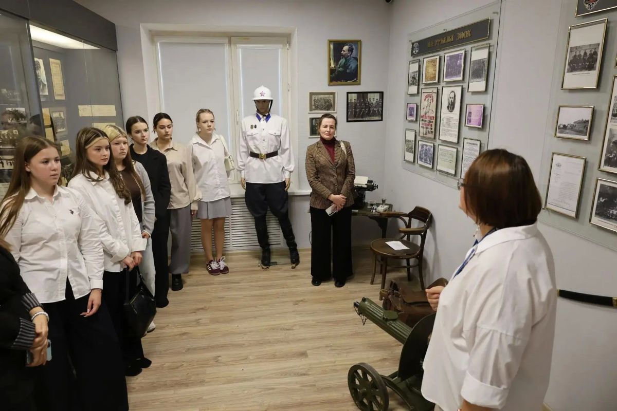 В здании областной полиции состоялась встреча начальника регионального УМВД генерал – майора полиции Марка Михайловича Левина с членами Детского общественного совета при Уполномоченном по правам ребенка в Ульяновской области В здании областной полиции состоялась встреча начальника регионального УМВД генерал – майора полиции Марка Михайловича Левина с членами Детского общественного совета при Уполномоченном по правам ребенка в Ульяновской области