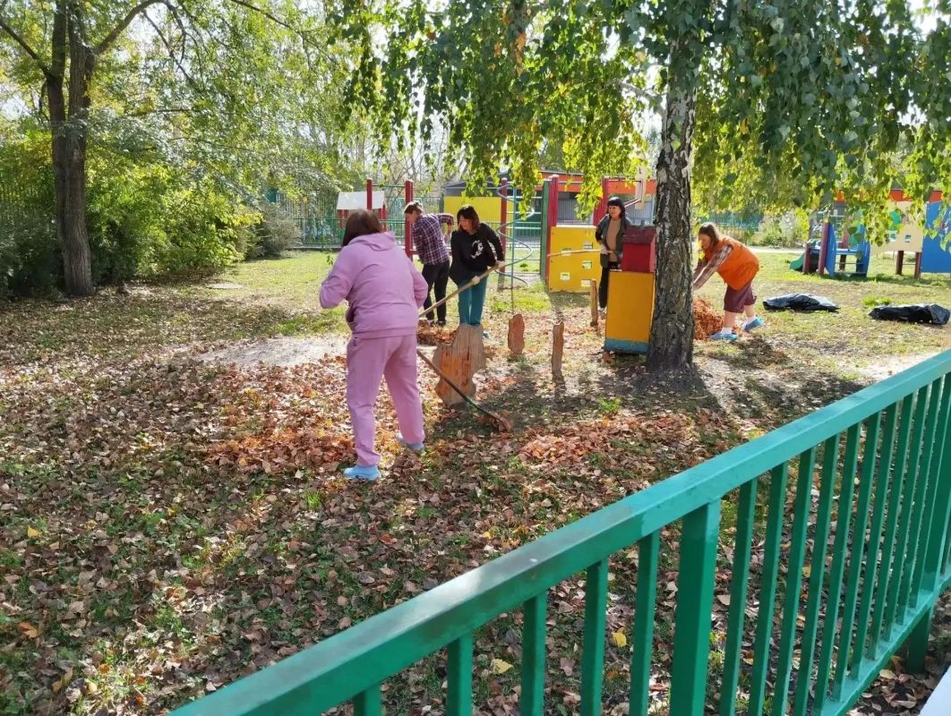 По поручению главы города Александра Болдакина в образовательных организациях города продолжается месячник по благоустройству По поручению главы города Александра Болдакина в образовательных организациях города продолжается месячник по благоустройству