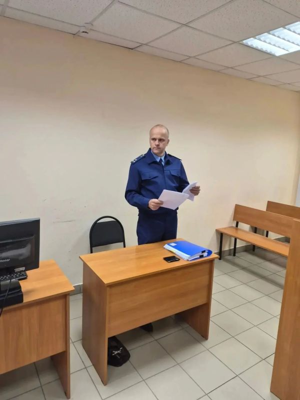Заместитель прокурора Ульяновской области Максим Гришин представляет доказательства в судебном процессе по уголовному делу в отношении жительницы региона, которая обвиняется по ч. 3 ст. 30, п.п. «а», «г» ч. 4 ст. 228.1 УК РФ...