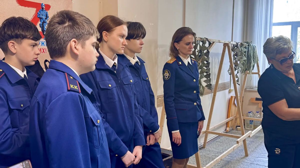 В Ульяновске сотрудники следственного управления и кадеты приняли участие в изготовлении маскировочных сетей В Ульяновске сотрудники следственного управления и кадеты приняли участие в изготовлении маскировочных сетей