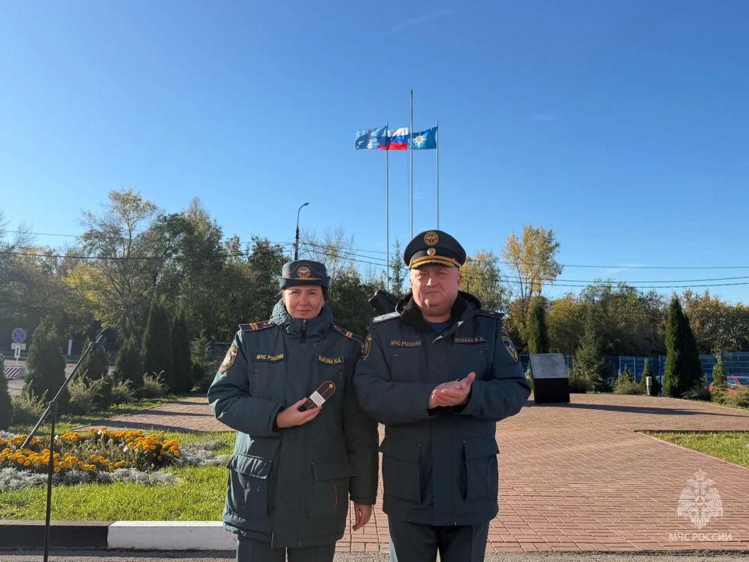 В Главном управлении МЧС России по Ульяновской области состоялось построение личного состава, в ходе которого прошла церемония поднятия Государственного флага Российской Федерации и исполнение государственного гимна В Главном управлении МЧС России по Ульяновской области состоялось построение личного состава, в ходе которого прошла церемония поднятия Государственного флага Российской Федерации и исполнение государственного гимна
