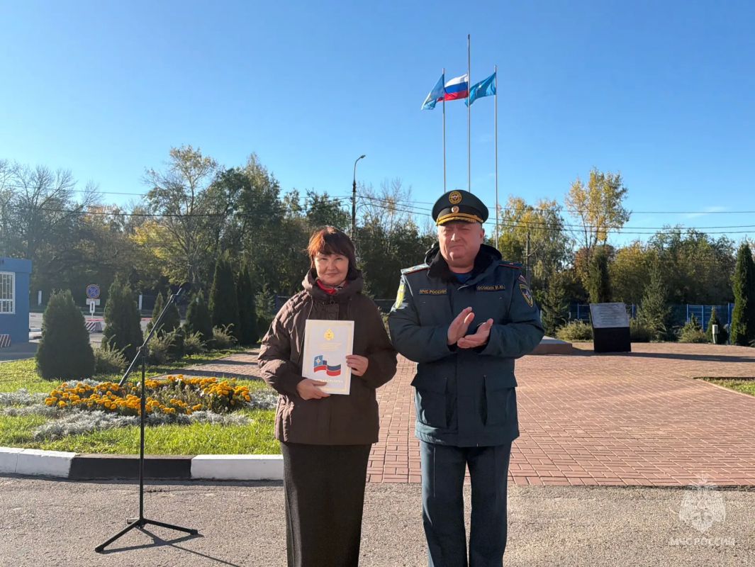 В Главном управлении МЧС России по Ульяновской области состоялось построение личного состава, в ходе которого прошла церемония поднятия Государственного флага Российской Федерации и исполнение государственного гимна В Главном управлении МЧС России по Ульяновской области состоялось построение личного состава, в ходе которого прошла церемония поднятия Государственного флага Российской Федерации и исполнение государственного гимна