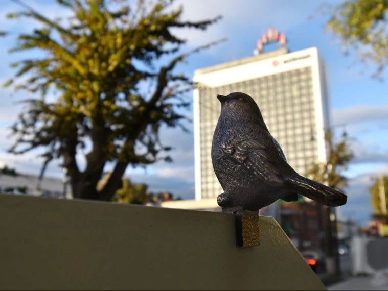 В Ульяновске на верстовом столбе в сквере Языковых установили бронзового воробья и табличку с QR-кодом