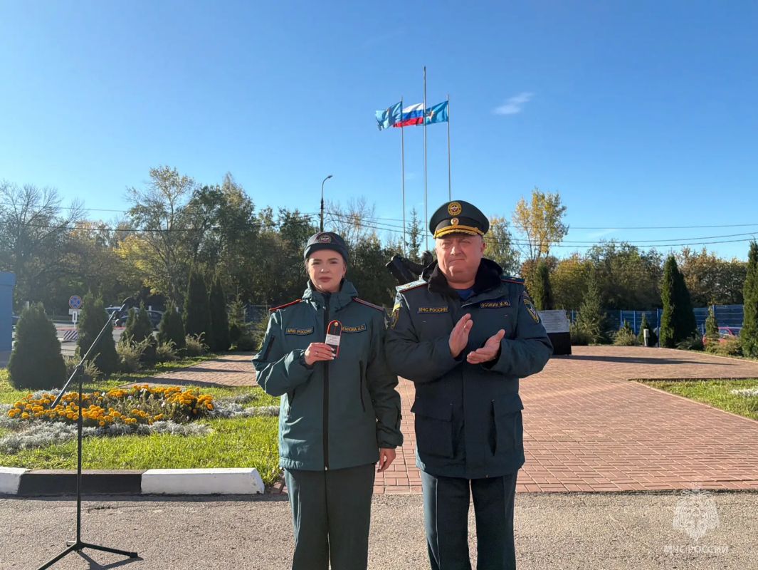 В Главном управлении МЧС России по Ульяновской области состоялось построение личного состава, в ходе которого прошла церемония поднятия Государственного флага Российской Федерации и исполнение государственного гимна В Главном управлении МЧС России по Ульяновской области состоялось построение личного состава, в ходе которого прошла церемония поднятия Государственного флага Российской Федерации и исполнение государственного гимна