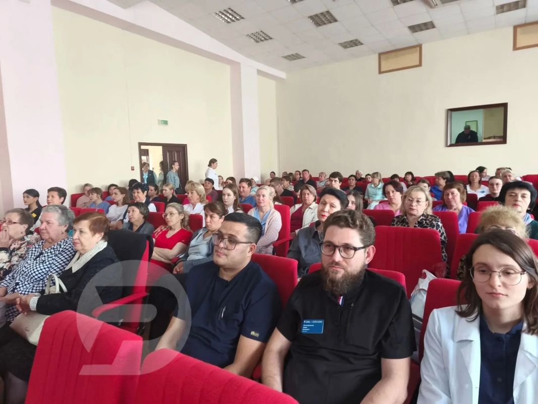 Уже врачи. Молодое пополнение в белых халатах получило официальное приглашение на торжественную церемонию посвящения в профессию Уже врачи. Молодое пополнение в белых халатах получило официальное приглашение на торжественную церемонию посвящения в профессию